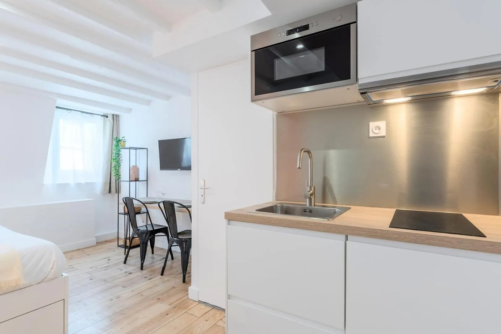 Lille Center Bright And Functional Studio Apartment