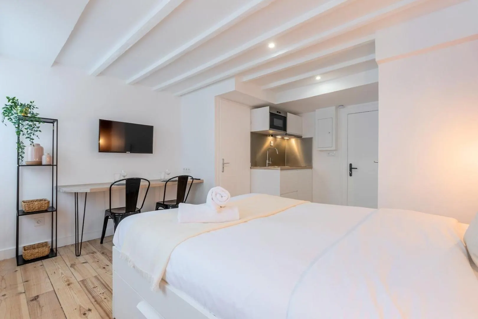 Lille Center Bright And Functional Studio Apartment
